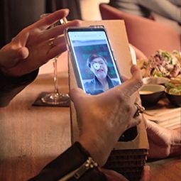 Ga met je smartphone over de Tagly sticker.