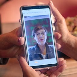 De ontvanger van jouw geschenk ziet jouw persoonlijke videoboodschap.